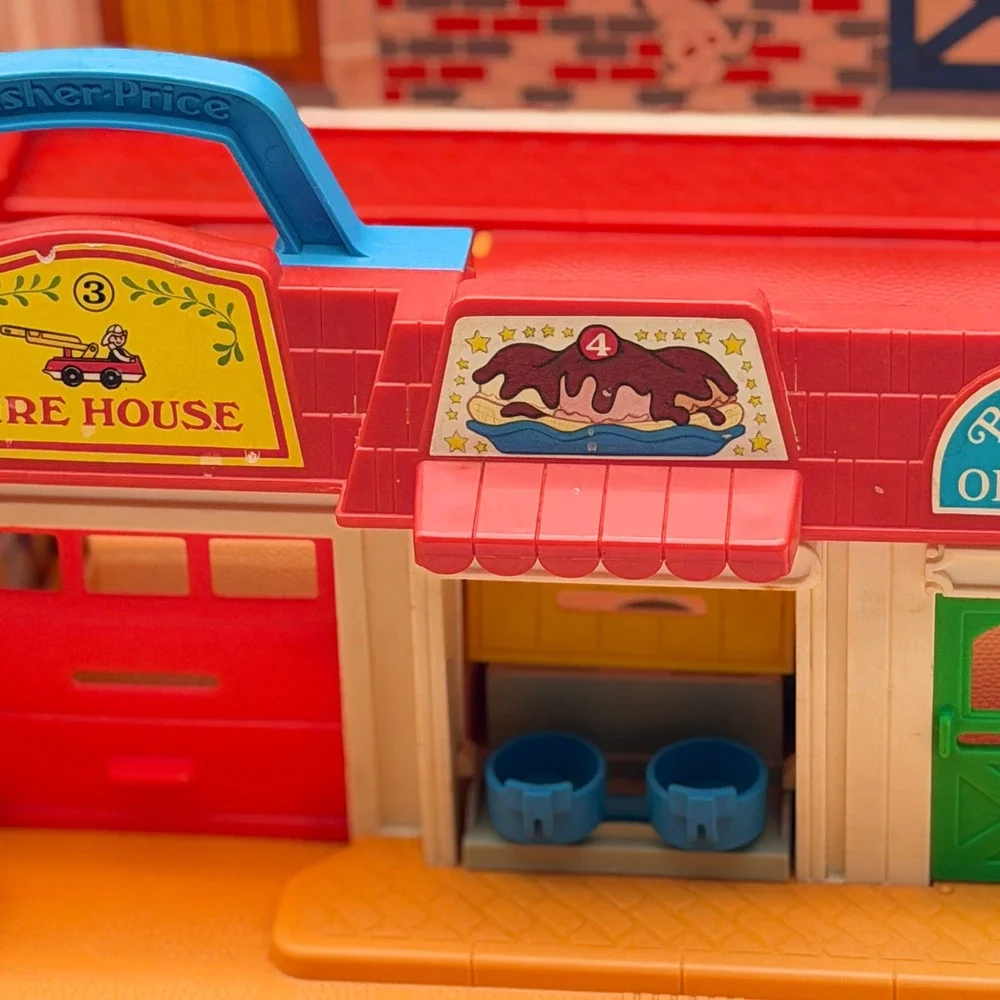 Vintage‎ 1986 Fisher-Price Main Street Playset 2500 Town Fire House Market Toy